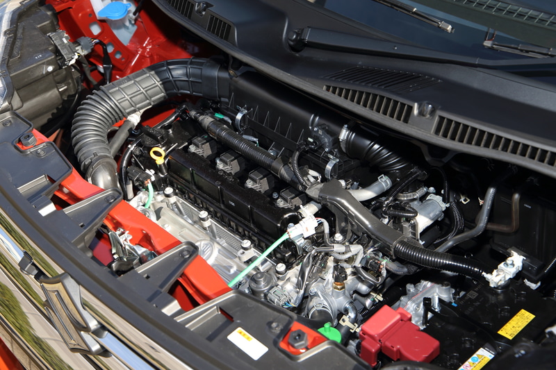 ソリオ/ソリオ バンディットは最高出力67kW（91PS）/6000rpm、最大トルク118Nm（12.0kgfm）/4400rpmを発生する直列4気筒DOHC 1.2リッターエンジンを搭載し、最高出力2.3kW（3.1PS）/1000rpm、最大トルク50Nm（5.1kgfm）/100rpmを発生するモーターを組み合わせるマイルドハイブリッドシステムを採用。ソリオにはマイルドハイブリッド非採用モデルもラインアップされる