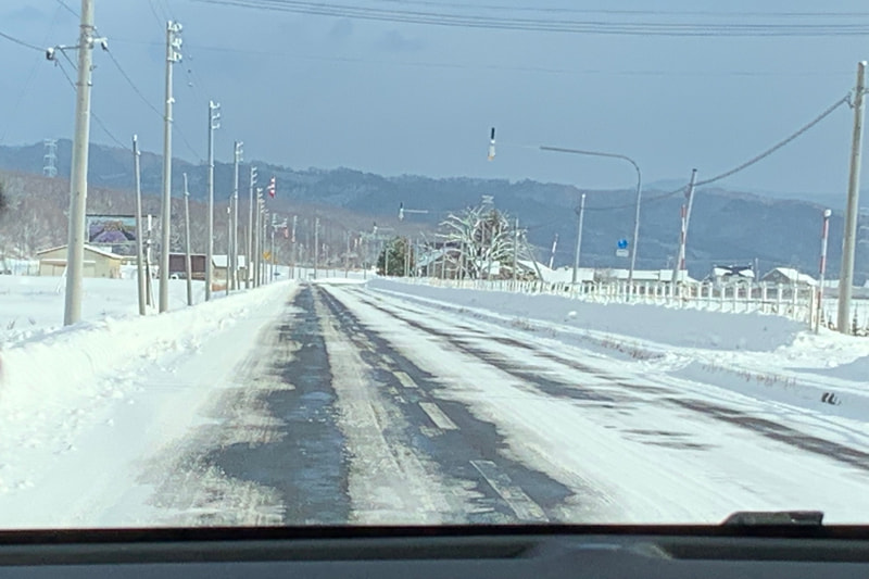 舗装面が出た、よくあるパターンの轍路。雪が多いとハンドルとられの原因にもなる