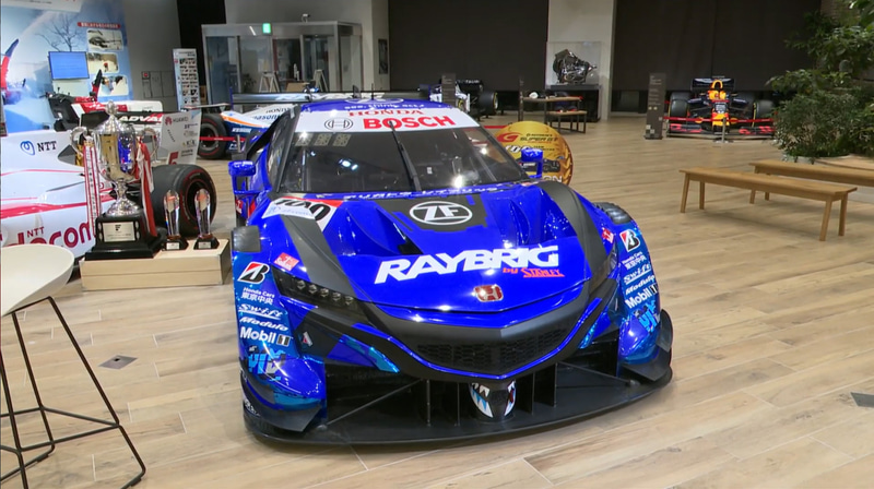 会場に置かれた100号車 RAYBRIG NSX-GT