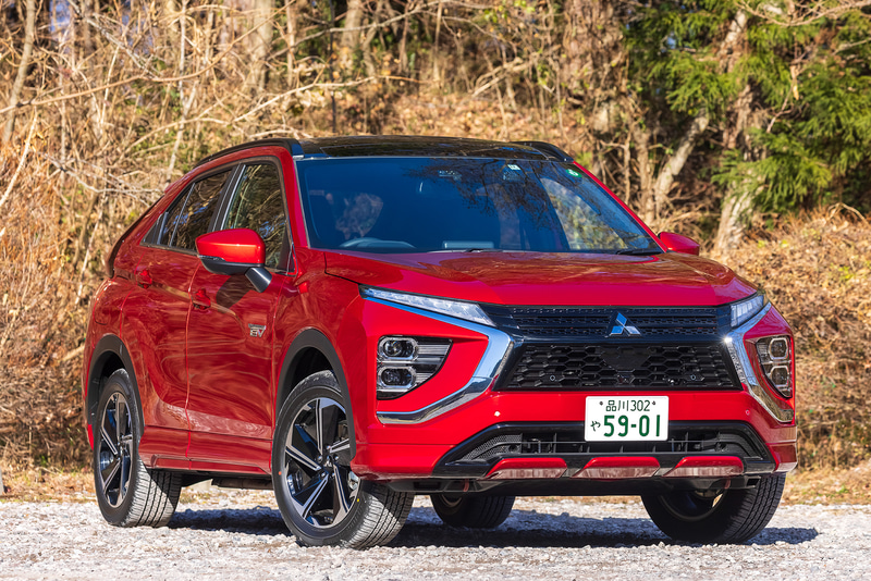 今回試乗したのは12月4日に大幅改良して発売されたクロスオーバーSUVの新型「エクリプス クロス」。大幅改良により前後オーバーハングを140mm延長しつつ、フロントとリアのデザインを一新して上質感を高めながら流麗で洗練されたフォルムに仕上げた。写真は最上級グレードの「P」（447万7000円）で、ボディサイズは4545×1805×1685mm（全長×全幅×全高）、ホイールベースは2670mm