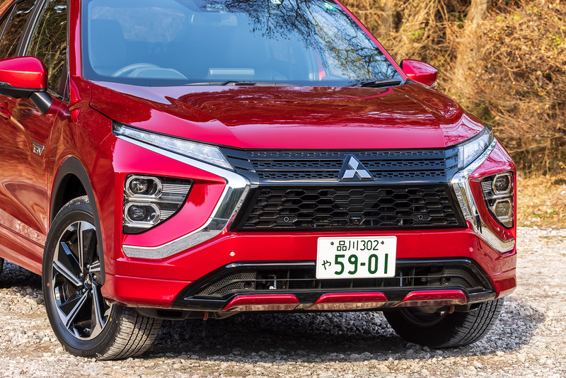 新型エクリプス クロスでは同社のフロントデザインコンセプト「ダイナミックシールド」を進化させ、各種ランプレイアウトの変更などを実施。PグレードではLEDヘッドライト、LEDデイタイムランニングランプ、LEDフロントフォグランプなどを標準装備