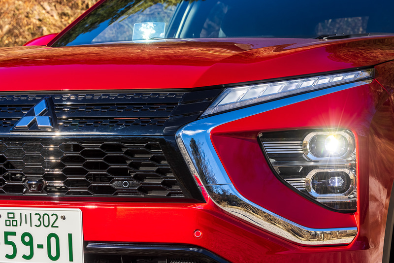 新型エクリプス クロスでは同社のフロントデザインコンセプト「ダイナミックシールド」を進化させ、各種ランプレイアウトの変更などを実施。PグレードではLEDヘッドライト、LEDデイタイムランニングランプ、LEDフロントフォグランプなどを標準装備