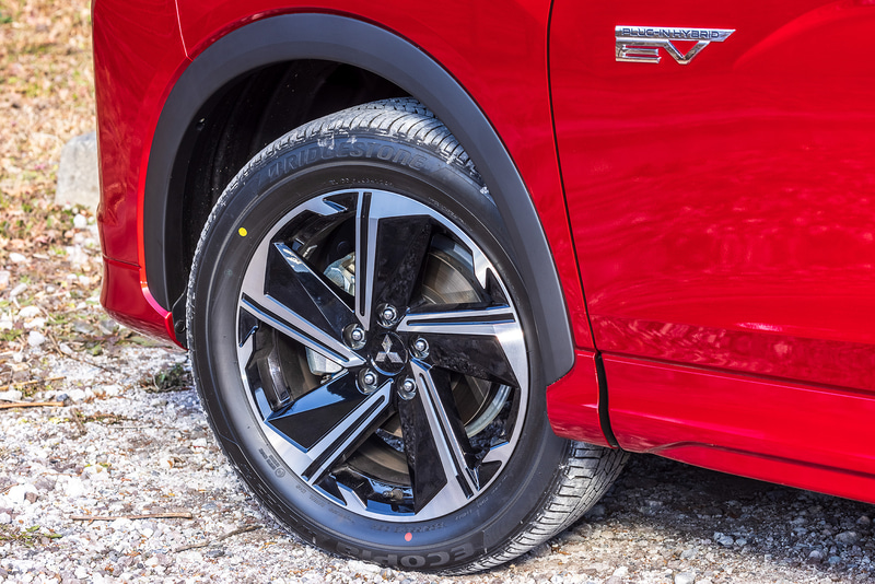 Pグレードの足下は18インチアルミホイール（切削光輝仕上げ）にブリヂストン「ECOPIA H/L422 Plus」（225/55R18）の組みあわせ