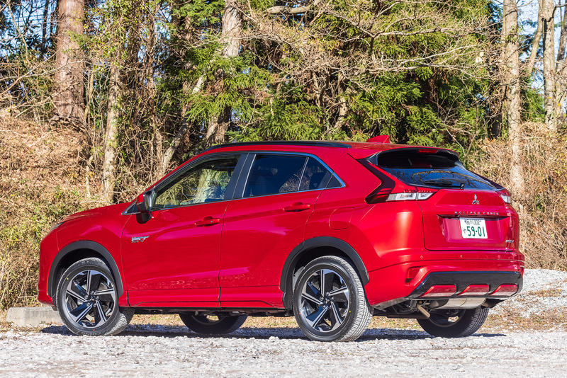 今回試乗したのは12月4日に大幅改良して発売されたクロスオーバーSUVの新型「エクリプス クロス」。大幅改良により前後オーバーハングを140mm延長しつつ、フロントとリアのデザインを一新して上質感を高めながら流麗で洗練されたフォルムに仕上げた。写真は最上級グレードの「P」（447万7000円）で、ボディサイズは4545×1805×1685mm（全長×全幅×全高）、ホイールベースは2670mm