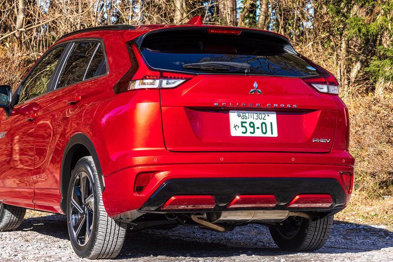 リアまわりでは、従来モデルで採用していたダブルガラスからシングルガラスに変更。バンパー下部にはアンダーガード風ガーニッシュを採用し、SUVとしての力強さを表現した