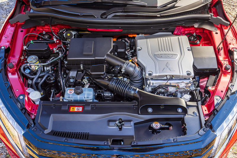 PHEVモデルは前後1基ずつの高出力モーター、大容量駆動用バッテリー、直列4気筒DOHC 2.4リッターのMIVECエンジンなどで構成するツインモーター4WD方式のPHEVシステムを搭載。エンジンの最高出力は94kW（128PS）/4500rpm、最大トルクは199Nm（20.3kgfm）/4500rpmを発生し、ハイブリッド燃料消費率（WLTCモード）は16.4km/L、EV航続距離は57.3km（WLTCモード）となっている