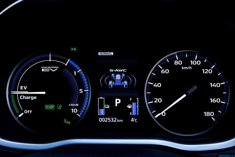 インテリアはブラックを基調色とし、エンボス加工のスエード調素材と合成皮革のコンビネーションシートを上級グレードに採用。また、スマートフォン連携ナビゲーション（SDA）の画面は8インチに変更されている。ラゲッジスペースの100V AC電源（1500W）はPグレードは標準装備