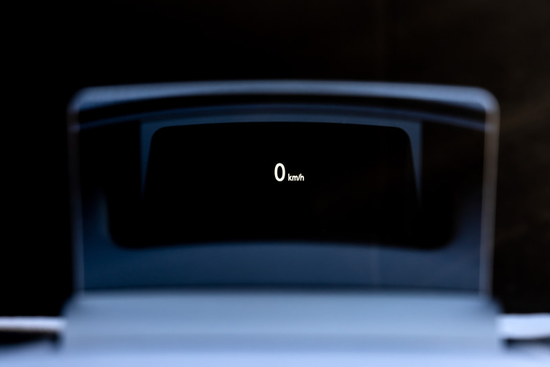 インテリアはブラックを基調色とし、エンボス加工のスエード調素材と合成皮革のコンビネーションシートを上級グレードに採用。また、スマートフォン連携ナビゲーション（SDA）の画面は8インチに変更されている。ラゲッジスペースの100V AC電源（1500W）はPグレードは標準装備