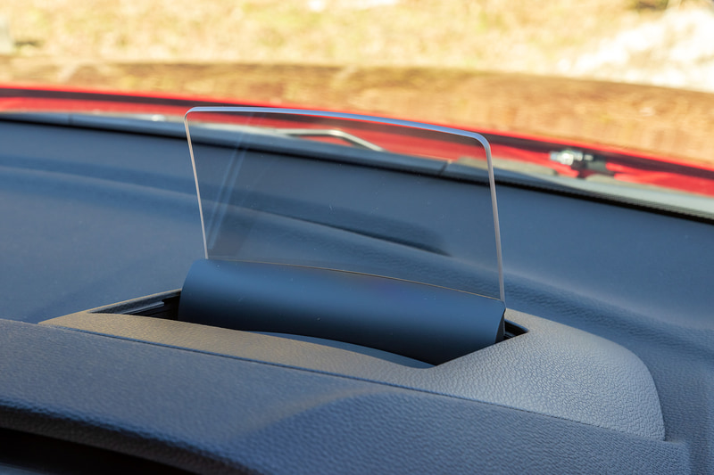 インテリアはブラックを基調色とし、エンボス加工のスエード調素材と合成皮革のコンビネーションシートを上級グレードに採用。また、スマートフォン連携ナビゲーション（SDA）の画面は8インチに変更されている。ラゲッジスペースの100V AC電源（1500W）はPグレードは標準装備