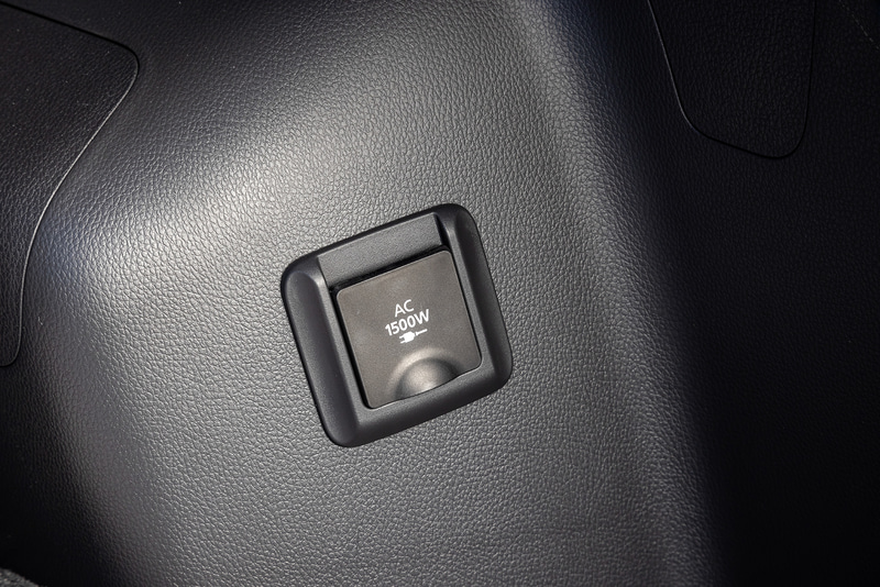 インテリアはブラックを基調色とし、エンボス加工のスエード調素材と合成皮革のコンビネーションシートを上級グレードに採用。また、スマートフォン連携ナビゲーション（SDA）の画面は8インチに変更されている。ラゲッジスペースの100V AC電源（1500W）はPグレードは標準装備