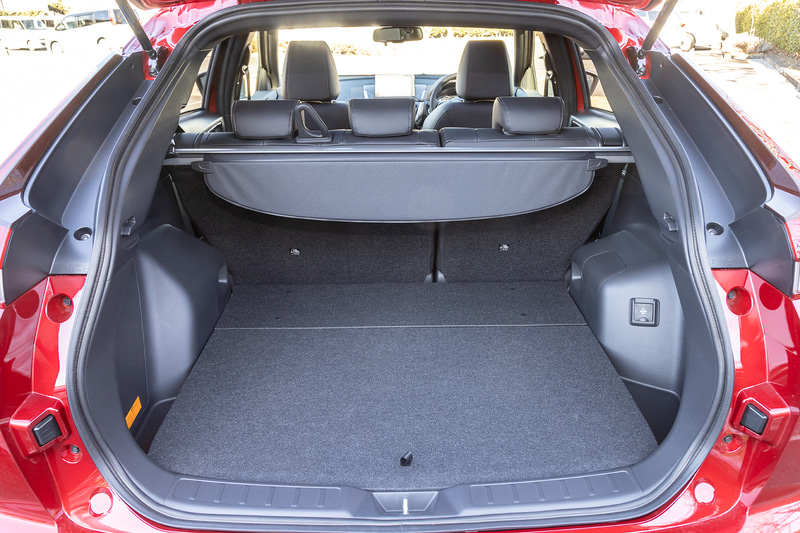 インテリアはブラックを基調色とし、エンボス加工のスエード調素材と合成皮革のコンビネーションシートを上級グレードに採用。また、スマートフォン連携ナビゲーション（SDA）の画面は8インチに変更されている。ラゲッジスペースの100V AC電源（1500W）はPグレードは標準装備