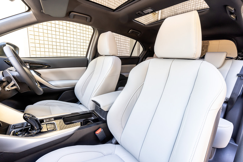 メーカーオプションの本革シートは従来のブラックに加えてライトグレーを新設定