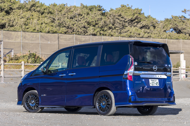 「セレナ e-POWER AUTECH SPORTS SPEC」（419万2100円）。内外装の専用装備に加え、専用サスペンションを装着。ボディ補強や電動パワーステアリングのチューニング、専用コンピューターチューニングを施している