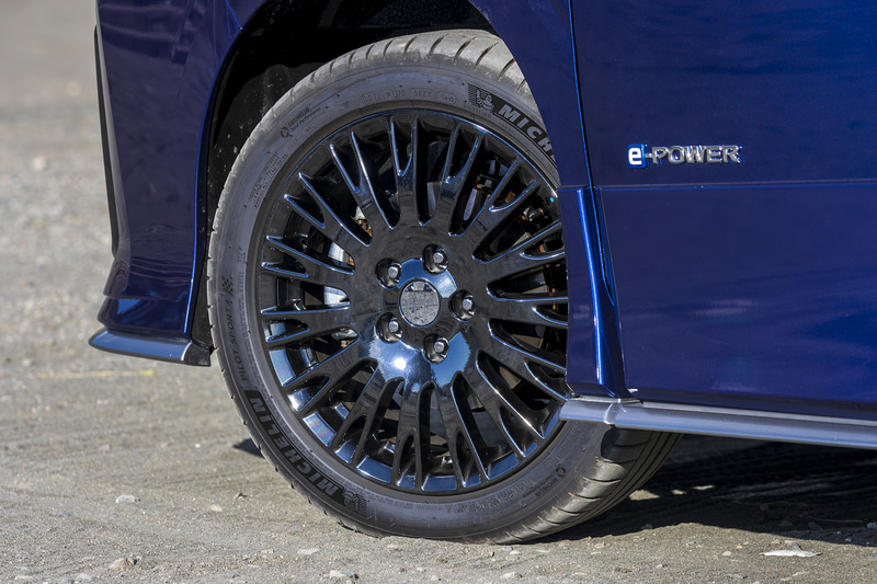 「セレナ e-POWER AUTECH SPORTS SPEC」（419万2100円）。内外装の専用装備に加え、専用サスペンションを装着。ボディ補強や電動パワーステアリングのチューニング、専用コンピューターチューニングを施している