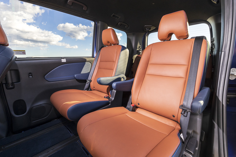 「セレナ e-POWER AUTECH SPORTS SPEC」（419万2100円）。内外装の専用装備に加え、専用サスペンションを装着。ボディ補強や電動パワーステアリングのチューニング、専用コンピューターチューニングを施している