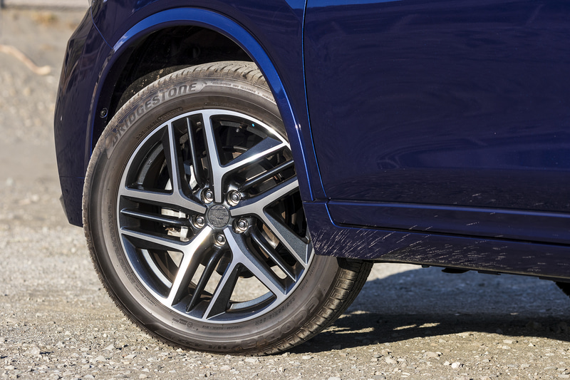 「エクストレイル AUTECH i Package（2列シート車）」（358万4900円）。内外装の専用装備に加え、専用サスペンションとしてSACHS製ショックアブソーバーを装着。リアにスタビライザーを追加している