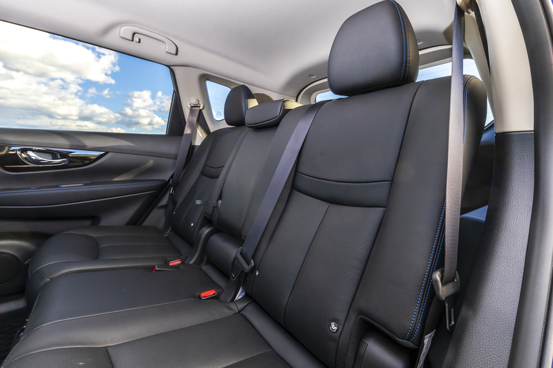 「エクストレイル AUTECH i Package（2列シート車）」（358万4900円）。内外装の専用装備に加え、専用サスペンションとしてSACHS製ショックアブソーバーを装着。リアにスタビライザーを追加している