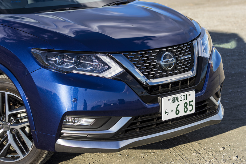 フロントグリルは湘南の海の波をイメージした専用のドットパターンを採用