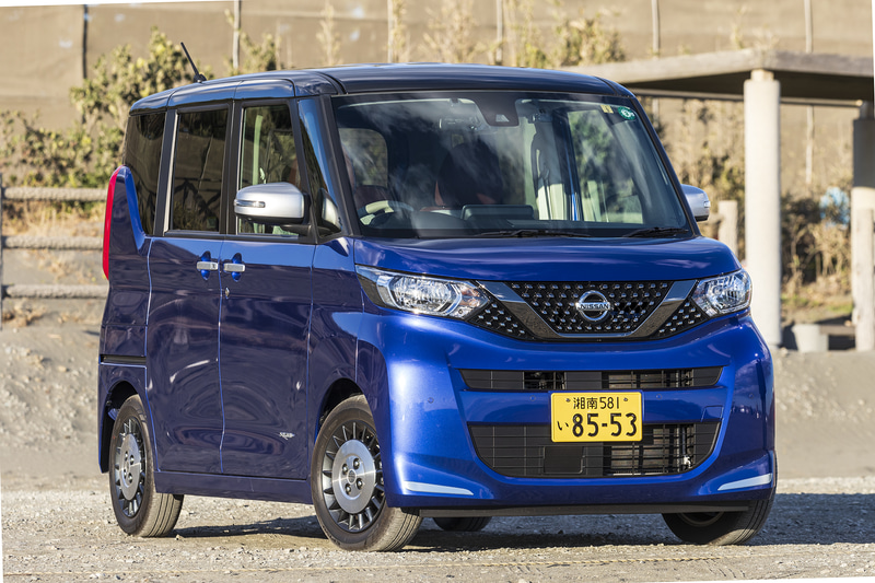 内外装をトータルコーディネートした「ルークス AUTECH」。外装ではシルバーのサイドターンランプ付電動格納式リモコンドアミラー、アウトサイドドアハンドルのほか、専用フロントグリル、フロントバンパーシルバーアクセント、14インチアルミホイール（切削光輝）といったアイテムを装着する。ボディカラーは専用色のアトランティックブルー/ブラック 2トーン