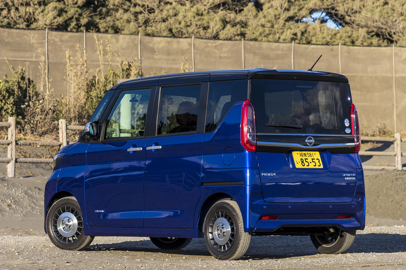 内外装をトータルコーディネートした「ルークス AUTECH」。外装ではシルバーのサイドターンランプ付電動格納式リモコンドアミラー、アウトサイドドアハンドルのほか、専用フロントグリル、フロントバンパーシルバーアクセント、14インチアルミホイール（切削光輝）といったアイテムを装着する。ボディカラーは専用色のアトランティックブルー/ブラック 2トーン