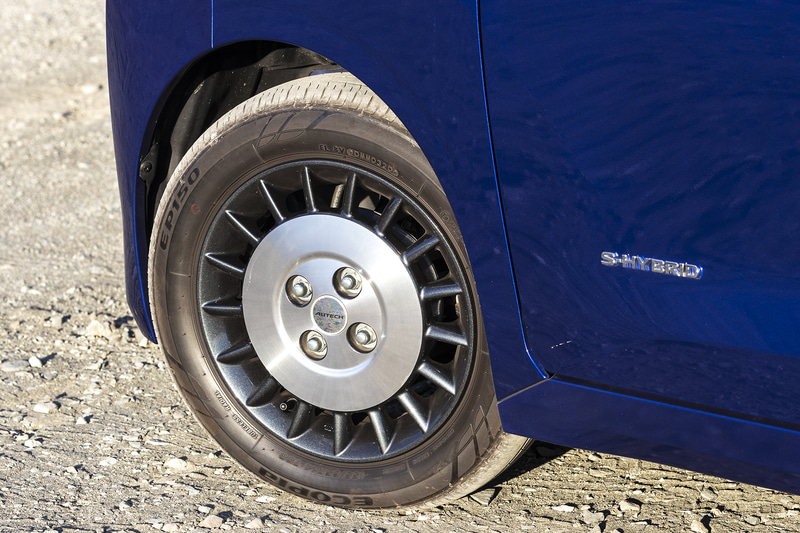 内外装をトータルコーディネートした「ルークス AUTECH」。外装ではシルバーのサイドターンランプ付電動格納式リモコンドアミラー、アウトサイドドアハンドルのほか、専用フロントグリル、フロントバンパーシルバーアクセント、14インチアルミホイール（切削光輝）といったアイテムを装着する。ボディカラーは専用色のアトランティックブルー/ブラック 2トーン