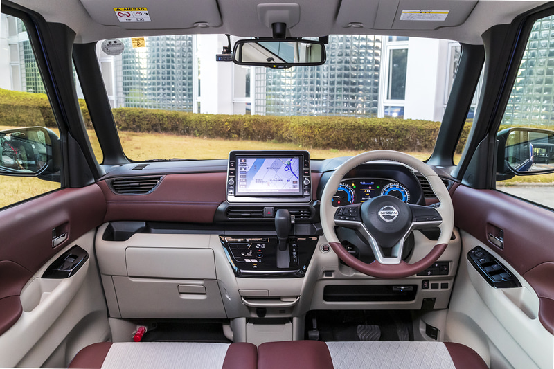 内装では、本革巻ステアリングやレザー調シートがブルーステッチ入りのトワイライトロゼ/アイボリーコンビとなり華やかさをプラス。インパネもレザー調のトワイライトロゼ＆ブルーステッチでコーディネートされる