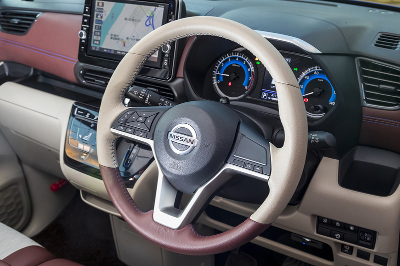 内装では、本革巻ステアリングやレザー調シートがブルーステッチ入りのトワイライトロゼ/アイボリーコンビとなり華やかさをプラス。インパネもレザー調のトワイライトロゼ＆ブルーステッチでコーディネートされる