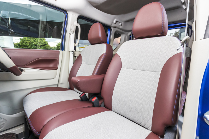 内装では、本革巻ステアリングやレザー調シートがブルーステッチ入りのトワイライトロゼ/アイボリーコンビとなり華やかさをプラス。インパネもレザー調のトワイライトロゼ＆ブルーステッチでコーディネートされる