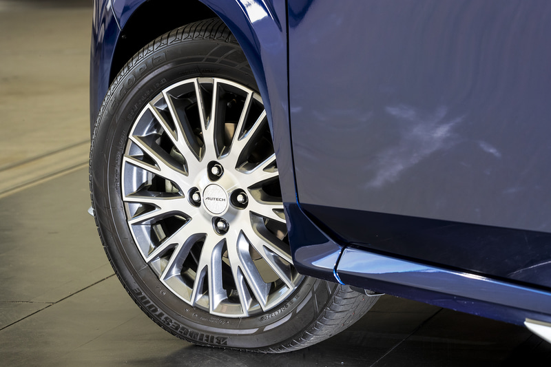 切削光輝の専用16インチホイールを装着