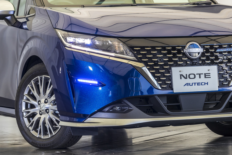 フロントまわりでは波をイメージしたフロントグリルのほか、専用シグネチャーLED、フロントプロテクター（メタル調フィニッシュ）を装着