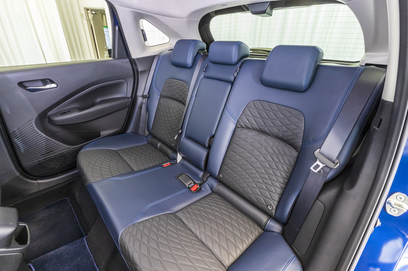 AUTECH刺繍入りのブルー/ブラックコンビレザレットシート（ブルーステッチ）