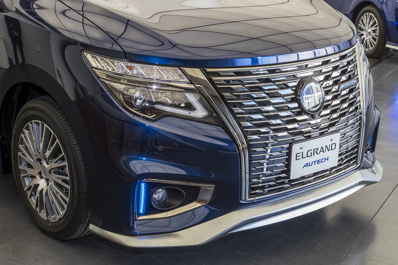 ダーククロムのフロントグリルやフォグランプフィニッシャー、メタル調フィニッシュのアイテムを装着。専用アルミホイールは18インチの切削光輝