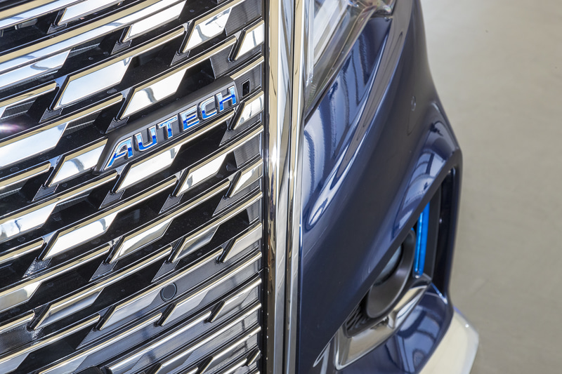 ダーククロムのフロントグリルやフォグランプフィニッシャー、メタル調フィニッシュのアイテムを装着。専用アルミホイールは18インチの切削光輝