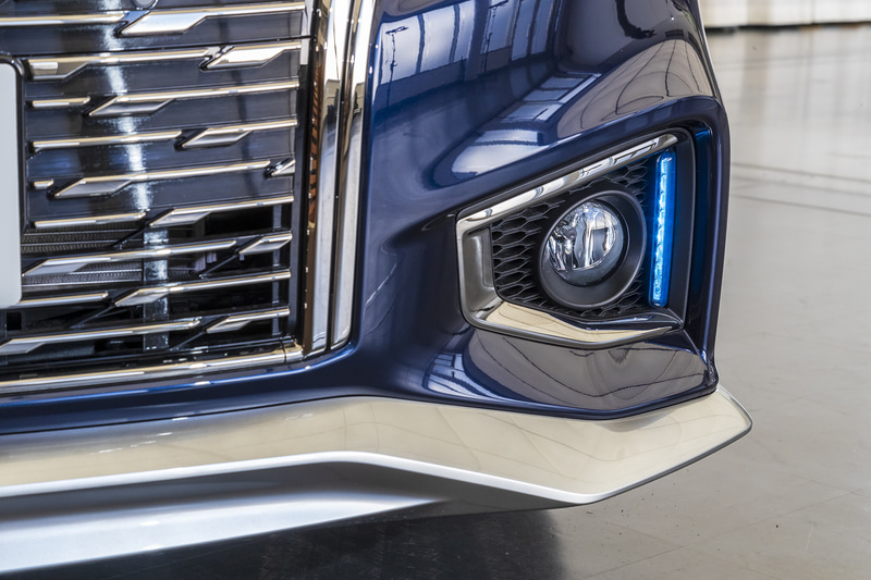 ダーククロムのフロントグリルやフォグランプフィニッシャー、メタル調フィニッシュのアイテムを装着。専用アルミホイールは18インチの切削光輝