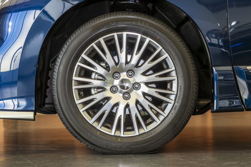 ダーククロムのフロントグリルやフォグランプフィニッシャー、メタル調フィニッシュのアイテムを装着。専用アルミホイールは18インチの切削光輝