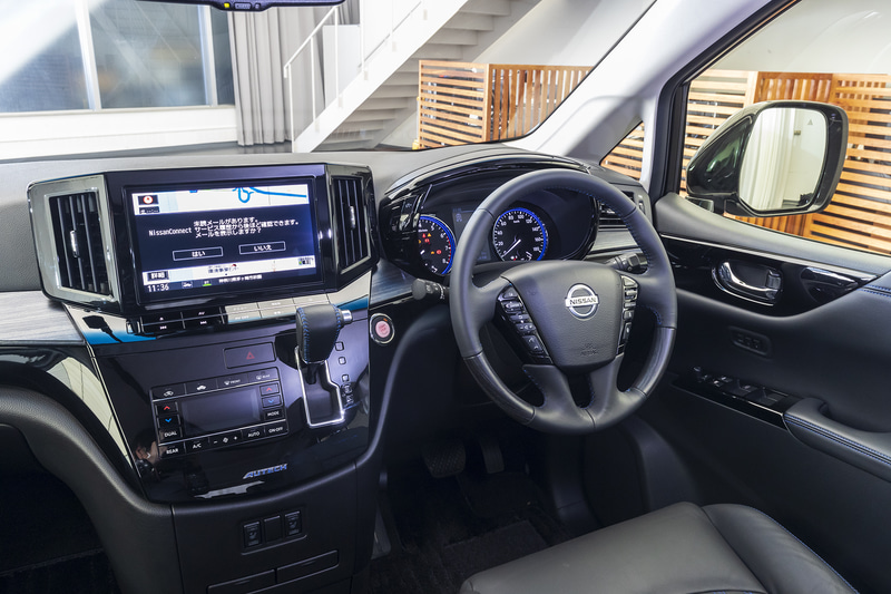 AUTECH刺繍入りの専用キルティングを用いたブラックレザーシートや、専用本革巻・木目調コンビステアリング、専用本革巻シフトノブ、ドアトリムといった各所にブルーステッチを採用した内装