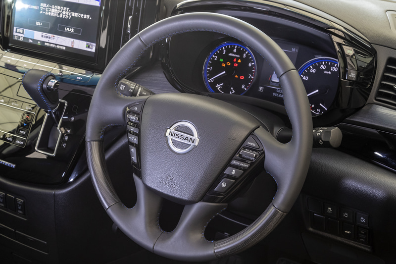 AUTECH刺繍入りの専用キルティングを用いたブラックレザーシートや、専用本革巻・木目調コンビステアリング、専用本革巻シフトノブ、ドアトリムといった各所にブルーステッチを採用した内装