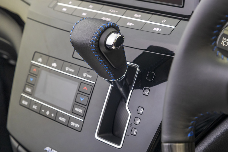 AUTECH刺繍入りの専用キルティングを用いたブラックレザーシートや、専用本革巻・木目調コンビステアリング、専用本革巻シフトノブ、ドアトリムといった各所にブルーステッチを採用した内装