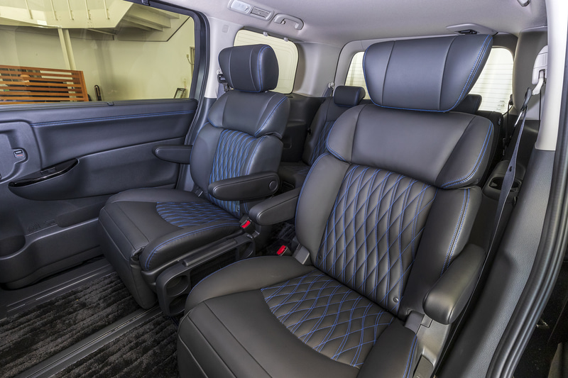 AUTECH刺繍入りの専用キルティングを用いたブラックレザーシートや、専用本革巻・木目調コンビステアリング、専用本革巻シフトノブ、ドアトリムといった各所にブルーステッチを採用した内装