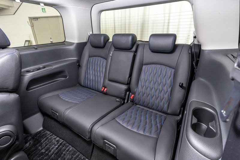 AUTECH刺繍入りの専用キルティングを用いたブラックレザーシートや、専用本革巻・木目調コンビステアリング、専用本革巻シフトノブ、ドアトリムといった各所にブルーステッチを採用した内装