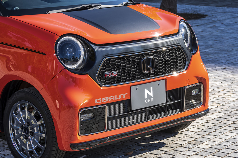 フロントグリルをスポーティなカーボン柄に変更する「デカール フロントグリル」。Nの文字がデザインされている。また、フロントフードにはパワフルなイメージを高める「デカール フード」を、バンパー下部にはブラック塗装の「フロントロアーガーニッシュ」を装着する