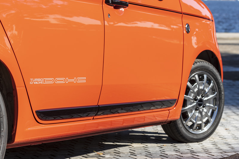 1シートにクラシカルなデカールを凝縮した「デカール ボディセット」。写真ではサイドに「TURBO 12VALVE DOHC」のデカールを装着している