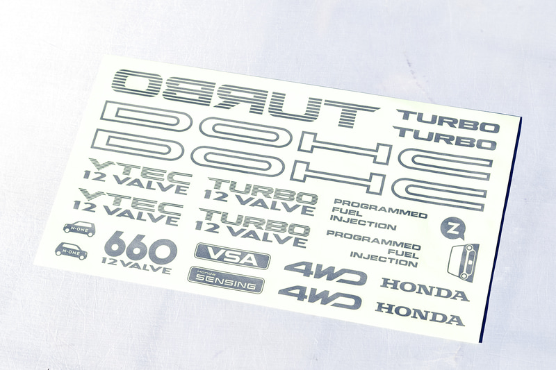 1シートにクラシカルなデカールを凝縮した「デカール ボディセット」。写真ではサイドに「TURBO 12VALVE DOHC」のデカールを装着している