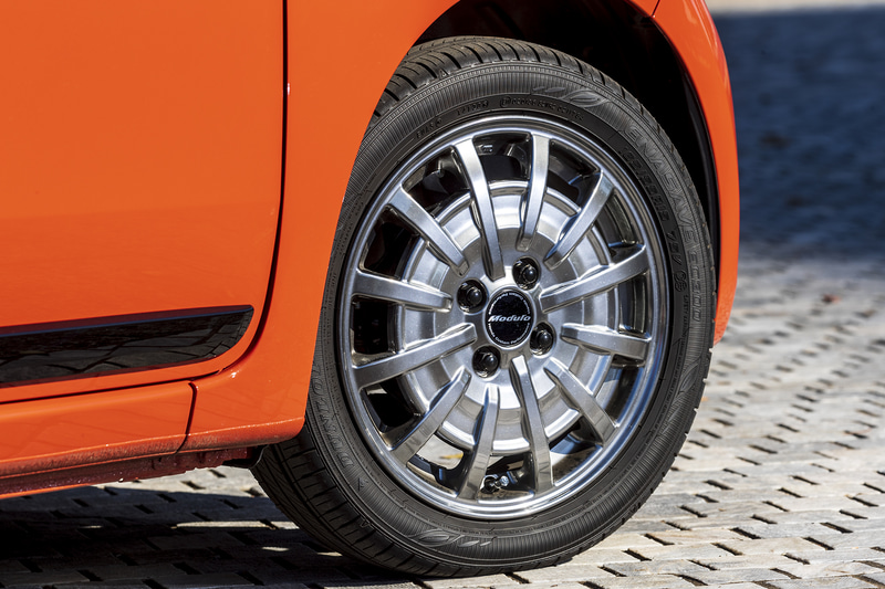 ネオクラシカルなスポークとディッシュのコンビデザインの「15インチ アルミホイール MS-023」