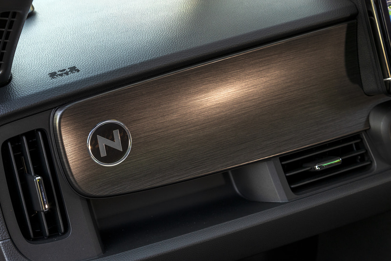 助手席側のインテリアパネルにNロゴをレイアウトできる「インテリアパネルエンブレム」