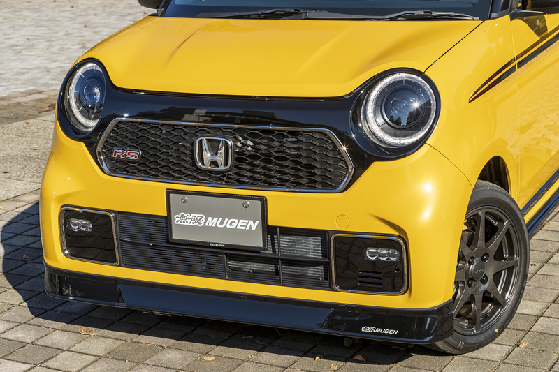 標準装備バンパー下部に装着する「フロントアンダースポイラー」は真空成型のPPE製。無限ステッカーが付属する。また、ドライカーボンを採用する「カーボンナンバープレートガーニッシュ」も装着している