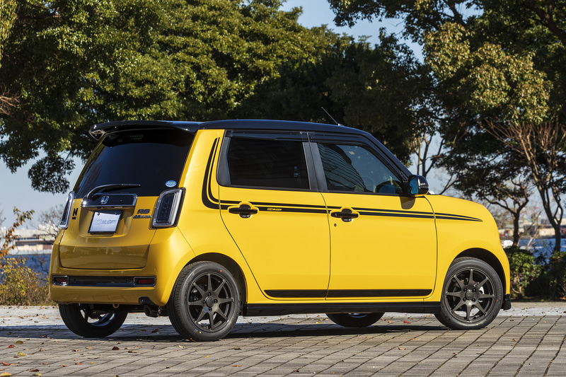 ボディの造形やプレスライン、ドアハンドルとの位置関係に最適にデザインした「ボディデカールステッカー」。写真のブラックのほか、レッドも設定している