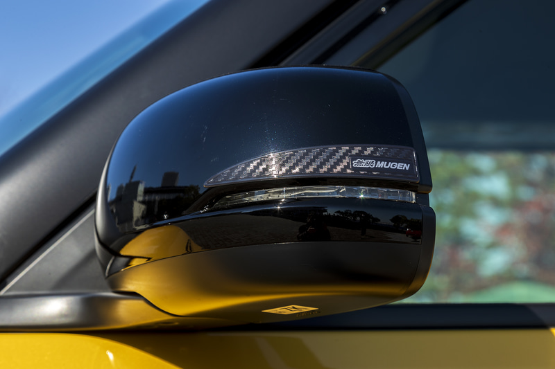 カーボン調のデザインとすることでスポーティな雰囲気を演出する「ドアミラーステッカー」