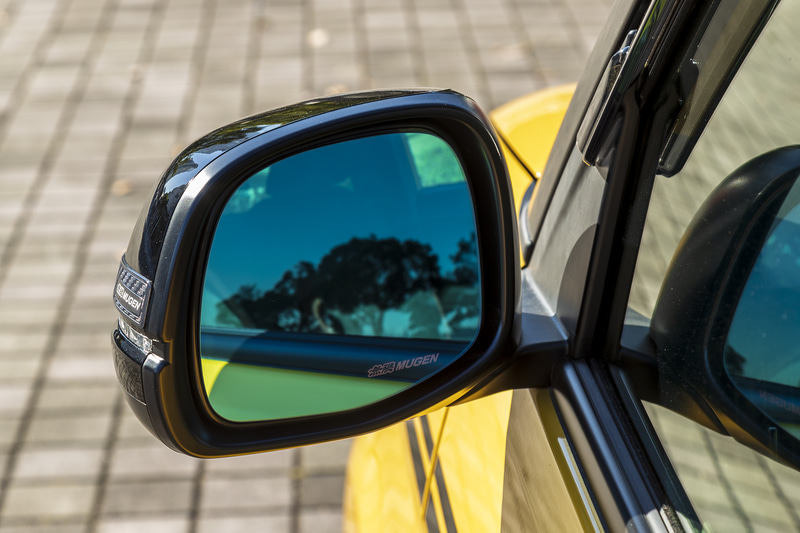 多層膜コーティングを施したブルー色鏡面が紫外線や太陽光の眩しさを軽減するとともに、夜間走行時には防眩効果を高め目の疲労を軽減。さらに、光触媒技術を利用した親水コートを施すことにより付着した水を膜状に拡散することで雨天時の視界を確保する「ハイドロフィリックミラー」