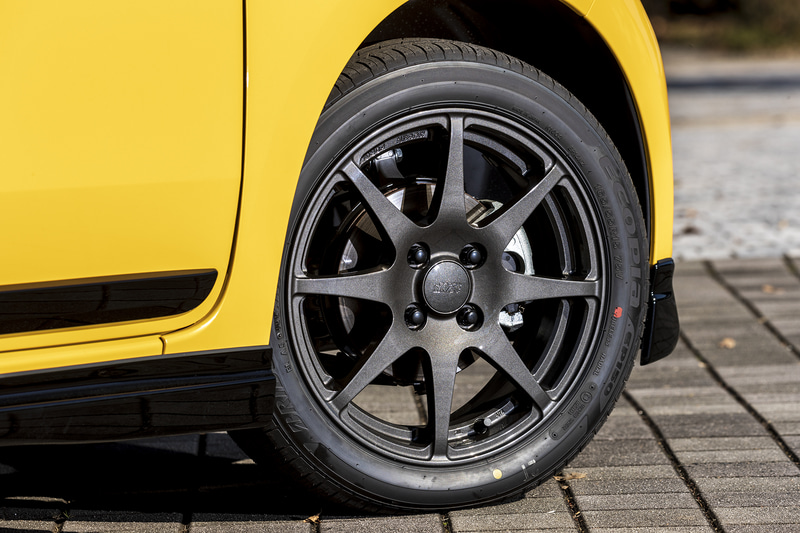 グラファイトガンメタリックカラーの鍛造アルミホイール「FR8」